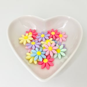 Fondant Daisy Cake Topper: Pastel Edible Flowers, 1 Inch