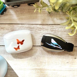 Mini calcomanía de vinilo: mariposa realista o pájaro en una rama. Pequeña calcomanía estética para la visera del auto, la funda del teléfono, el llavero, el portátil o la botella.