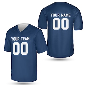 Peut inclure: Deux maillots de football bleu marine avec des num&eacute;ros et du texte blancs. Le maillot avant dit "YOUR TEAM 00" et le maillot arri&egrave;re dit "YOUR NAME 00".