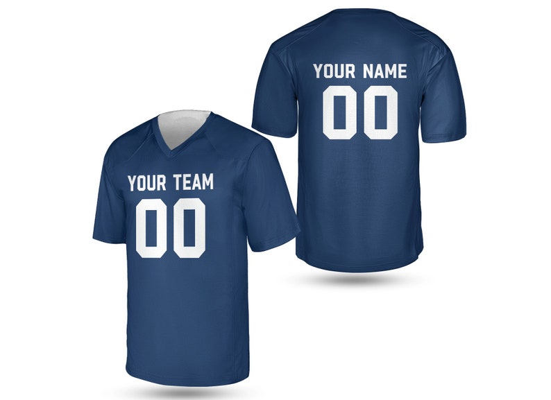 Peut inclure: Deux maillots de football bleu marine avec des num&eacute;ros et du texte blancs. Le maillot avant dit "YOUR TEAM 00" et le maillot arri&egrave;re dit "YOUR NAME 00".