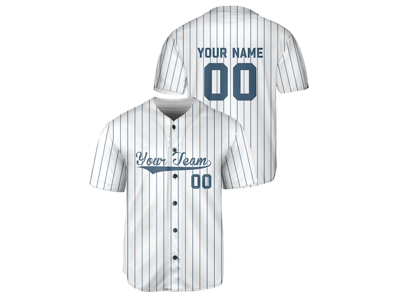 Op de afbeelding: Wit baseballshirt met blauwe strepen. Het shirt heeft een knoopsluiting aan de voorkant en korte mouwen. De tekst "Your Team" en een nummer zijn gedrukt op de voorkant van het shirt. De tekst "Your Name" en een nummer zijn gedrukt op de achterkant van het shirt.