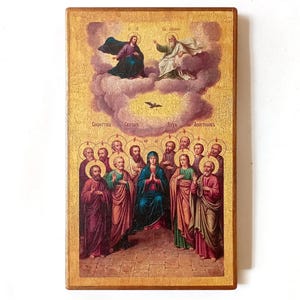 Op de afbeelding: Een rechthoekig houten icoon met een religieuze scène met figuren in gewaden, halo's en wolken. De bovenkant toont twee figuren zittend op wolken met een duif, terwijl de onderkant een groep mensen rond een centrale figuur in het blauw toont.