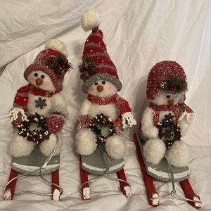 BESTSELLER McMittens gevulde sneeuwpop op houten slee, pluche sneeuwpop op slee, versierde sneeuwpop op slee, sneeuwpopdecoratie (3 om uit te kiezen)