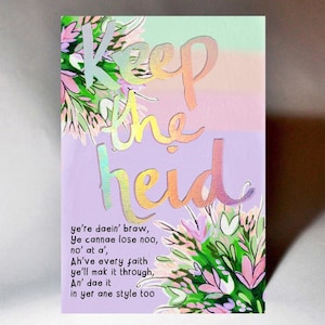 以下が含まれることがあります： ホログラフィックなデザインが施されたカラフルなカードで、「Keep the heid」という文字が、遊び心のあるフォントで書かれています。カードには花柄のデザインと、「ye're daein' braw, Ye cannae lose noo, no' at a', Ah've every faith ye'll mak it through, An' dae it in yer ane style too.」という引用文が書かれています。