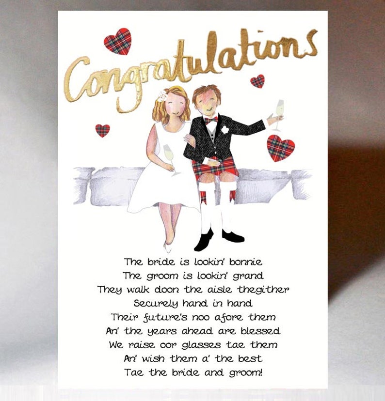 Puede incluir: Una tarjeta de boda con una ilustraci&oacute;n de dibujos animados de una novia y un novio, el novio lleva un kilt. La tarjeta tiene una inscripci&oacute;n dorada que dice "Felicidades" y un poema que dice: "La novia es hermosa, El novio es grandioso, Caminan juntos por el pasillo, Mano a mano, Su futuro est&aacute; ante ellos, Y los a&ntilde;os venideros ser&aacute;n bendecidos, Elevamos nuestras copas por ellos, Y les deseamos todo lo mejor, A la novia y al novio!"