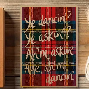 Peut inclure: Une carte rectangulaire avec un motif écossais rouge, vert, jaune et bleu. La carte présente le texte "Ye dancin'? Ye askin'? Ah'm askin'. Aye, ah'm dancin'" dans un style manuscrit.