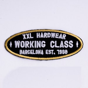 Può includere: Toppa ovale nera e dorata con testo ricamato bianco che recita "XXL Hardwear Working Class Barcellona Est. 1998".