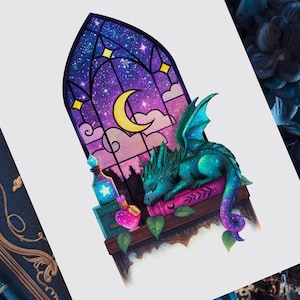 Peut inclure: Une impression d'art fantastique représentant un dragon vert d'eau endormi devant un vitrail avec un croissant de lune et des étoiles. Le dragon repose sur une étagère en bois avec des flacons de potion et des livres.