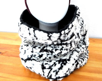 Neck warmer, woolly fabric, lined with fleece, black and white color