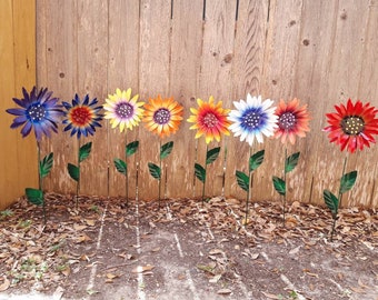 Metal Daisy Flower Garden Stake: Colorful Outdoor Art