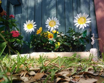 Metal Daisy Garden Stake Set: White Flower Garden Art