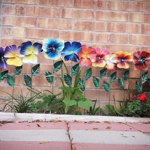 Estaca de metal con pensamientos para jardín hecha a mano: arte pintado para el jardín