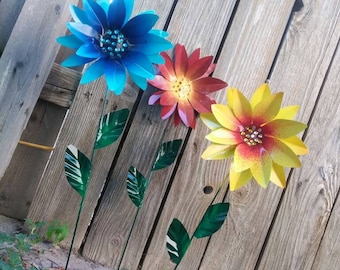 Metal Flower Garden Stake: Weather Resistant Garden Art