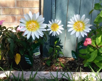 Metal Daisy Flower Garden Stake: White Floral Yard Art