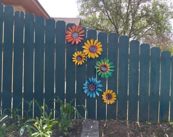 Metal Sunflower Fence Decoration: Colorful Garden Art