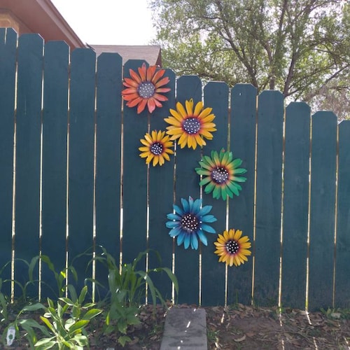 Décoration de clôture en métal en forme de tournesol : oeuvres d'art colorées pour le jardin