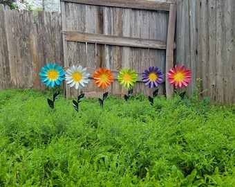 Metal Daisy Flower Garden Stake: Customizable Color, Handcrafted Art