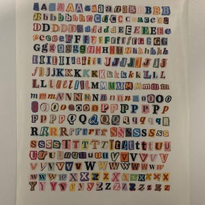 Op de afbeelding: Een rustiek houten bord met de tekst "Welcome to our home" in witte letters. Het bord heeft een verweerde afwerking en een eenvoudig, uitnodigend ontwerp, ideaal voor entree decoratie.