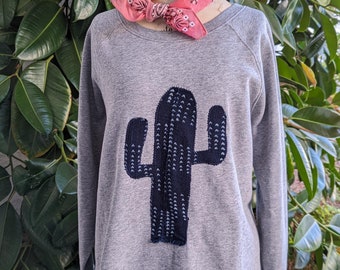 Sweatshirt with indigo cactus applique