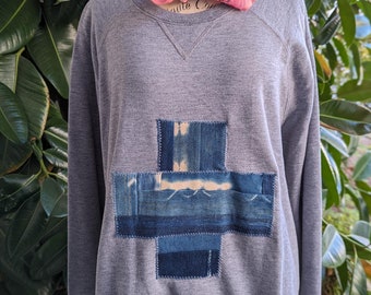 Sweatshirt with indigo Swiss cross applique