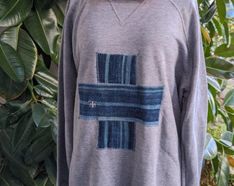 Sweatshirt with indigo Swiss cross applique