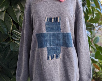 Sweatshirt with indigo Swiss cross applique