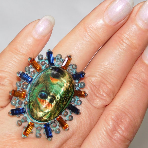 Glamorous Peacock / Lucite Stone Stretch Ring