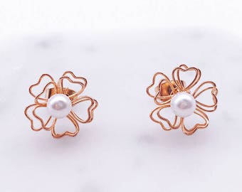 Wired flower earrings ; flower earrings ; flower pierces ; flower with pearl ; pearl earrings; pearls