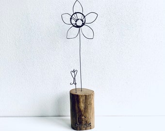 Wire Daffodil & Heart on Waxed Driftwood. Valentines Day. Mother’s Day. Driftwood art. Wire Art. Flower Art.