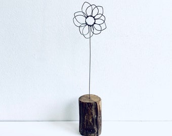 Fleur d'anémone en fil de fer sur du bois flotté ciré. Art en bois flotté. Art. Saint Valentin. Fête des mères. Fleur. Art floral.