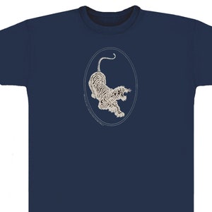 Könnte beinhalten: Ein marineblaues T-Shirt mit einem weißen Tiger-Motiv in einem Kreis auf der Vorderseite.