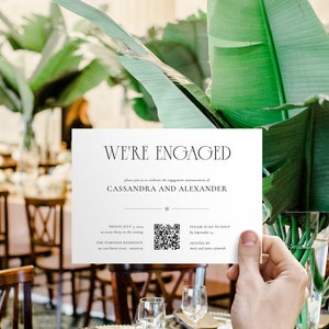 Pode incluir: Um cartão branco com texto preto anunciando uma festa de noivado para Cassandra e Alexander. O cartão inclui a data, a hora e o local do evento, bem como um código QR para RSVP.