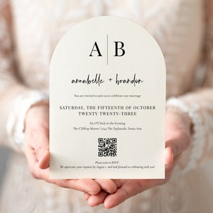 Op de afbeelding: Een witte huwelijksuitnodiging met een zwart boogontwerp. De uitnodiging luidt "AB annabelle + brandon" en bevat de datum en tijd van de bruiloft, "ZATERDAG, DE VIJFTIENDE OKTOBER TWINTIG TWINTIG DRIE Zes uur 's avonds The Clifftop Manor 7245 The Esplanade, Santa Ana". Een QR-code is inbegrepen met de tekst "Scan om RSVP".
