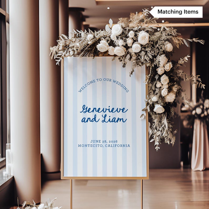 Pode incluir: Um sinal de casamento listrado azul e branco com o texto "Bem-vindos ao nosso casamento Genevieve e Liam 28 de junho de 2026 Montecito, Calif&oacute;rnia".