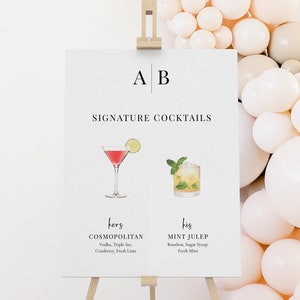 Könnte beinhalten: Ein weißes Schild mit den Buchstaben "A" und "B", die durch eine vertikale Linie getrennt sind. Unter den Buchstaben steht der Text "SIGNATURE COCKTAILS". Das Schild listet zwei Cocktails auf, "hers" COSMOPOLITAN und "his" MINT JULEP, mit ihren Zutaten.