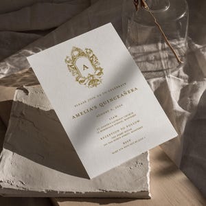 Gouden Quineanera-uitnodiging, elegante rococo vintage sjabloon, monogram embleem kweepeer, mis kweepeer 15 anos uitnodiging, kaart Sweet 16, SN1050G_BS