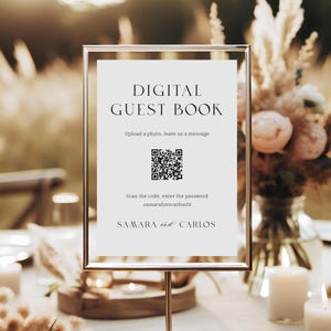 Könnte beinhalten: Ein rechteckiges Schild in einem goldenen Rahmen mit dem schwarzen Text "DIGITAL GUEST BOOK". Es enthält einen QR-Code und den Text "Upload a photo, leave us a message". Das Schild zeigt auch "SAMARA and CARLOS" und "Scan the code, enter the password samaraluvscarlos26."