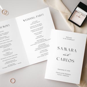 Peut inclure: Programme de cérémonie de mariage avec un fond blanc et du texte noir. Le programme liste les membres de la fête de mariage, l'ordre de la cérémonie et la date et le lieu du mariage. Le mariage est pour Samara et Carlos.