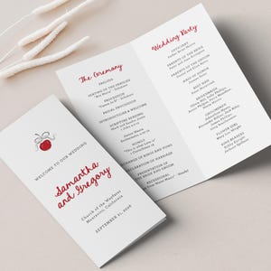 Może przedstawiać: Program ślubny z ilustracją czerwonej wiśni na okładce. Program zawiera kolejność ceremonii i listę członków ślubnej drużyny. Ślub jest dla Samanthy i Gregory'ego, który odbędzie się 21 września 2026 roku.