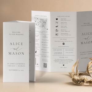 Może przedstawiać: Zaproszenie ślubne z białym tłem i czarnym tekstem. Zaproszenie zawiera imiona Alice i Mason, datę 14 listopada 2025 roku i miejsce St. James Cathedral, Chicago, Illinois. Zaproszenie zawiera również mapę Stanów Zjednoczonych, oś czasu związku pary i kod QR.