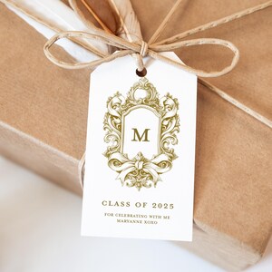 Gold Rokoko Abschluss Tags, Danke, dass Sie mit mir feiern, Klasse von 2025, Grad Party Favor Tags, verziertes Monogramm Wappen, SN1050G