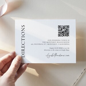 Może przedstawiać: Biała karta z pionowo wydrukowanym słowem "DIRECTIONS". Karta zawiera kod QR i tekst: "OUR WEDDING VENUE IS THE MONTEREY BEACH HOUSE 285 FIGUEROA ST | MONTEREY, CALIFORNIA. Simply SCAN HERE to see the directions to the venue on Google Maps."