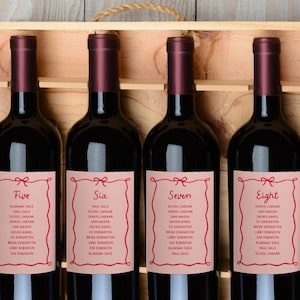 Piano dei posti a sedere con etichetta di vino con fiocco, Etichetta del tavolo di nozze stravagante, Etichetta di assegnazione del tavolo scritta a mano, Grafico dei posti a sedere con etichetta di vino ondulata, SN800_WSC