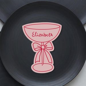 Tarjeta de lugar con forma de champán y lazo, tarjetas de nombre para asientos con forma de lazo rojo y rosa, decoración de mesa con lazo coqueto y caprichoso, nombre de invitado a la boda, SN800_PC