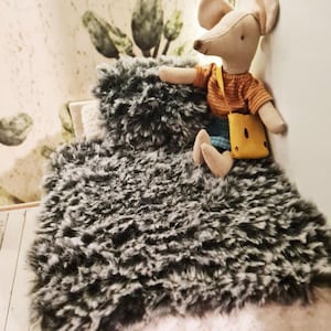 Manta de piel en miniatura para casa de muñecas imagen 1