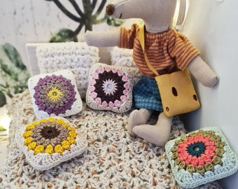 Minis coussins grannys pour maison de poupée