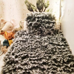 Manta de piel en miniatura para casa de muñecas imagen 2