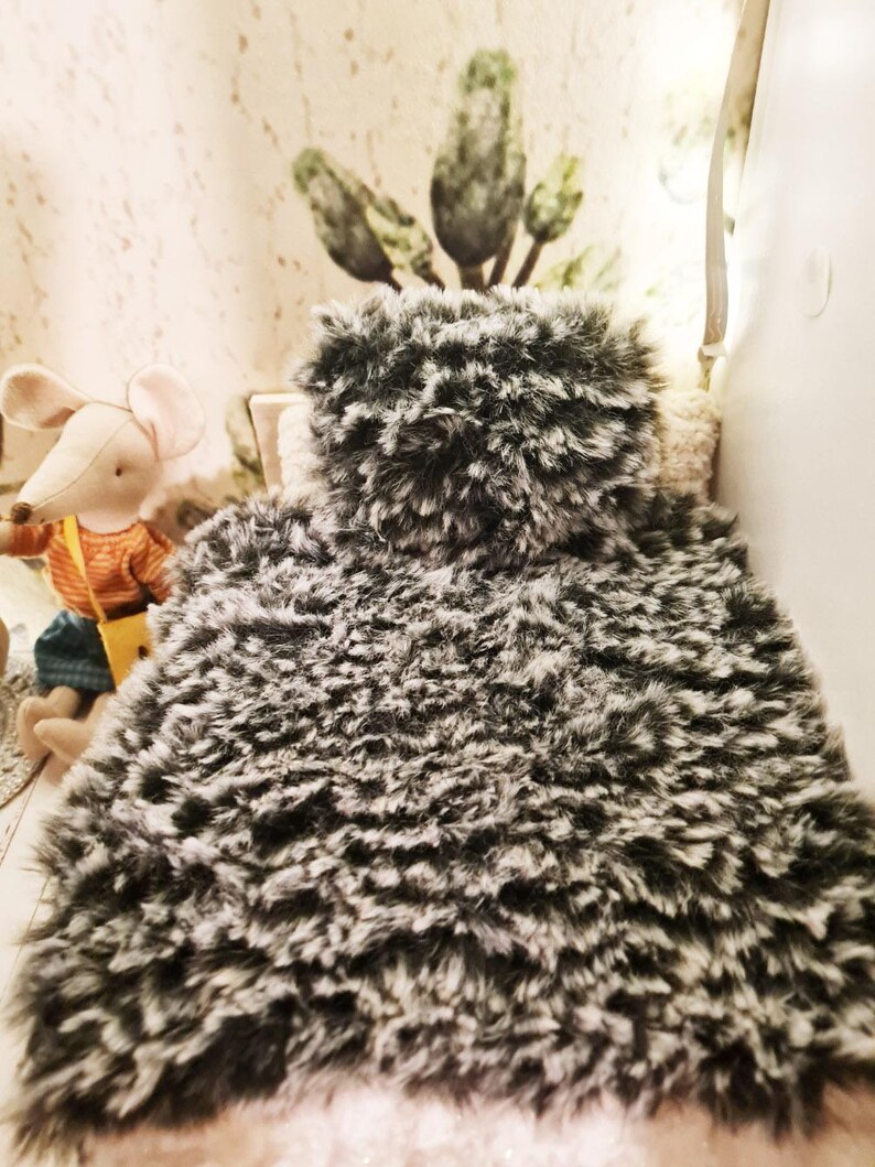 Manta de piel en miniatura para casa de muñecas imagen 2