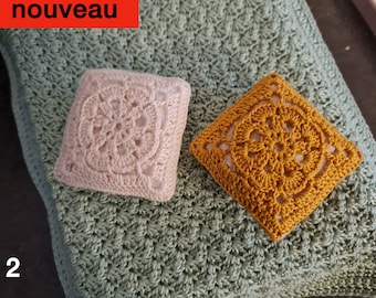 Cojín en miniatura para casa de muñecas