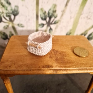 Mini panier carré pour maison de poupée image 1